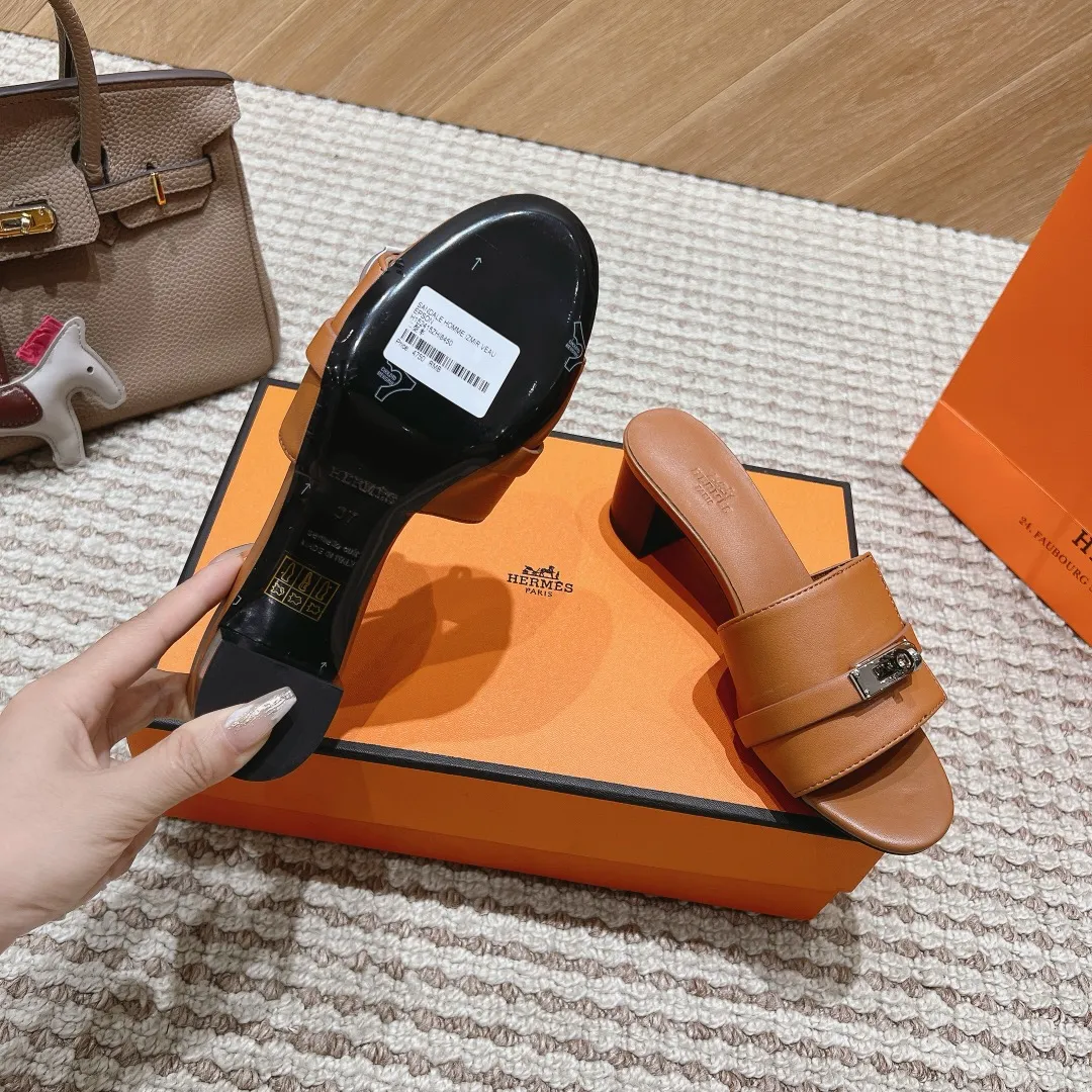 👟👟Ex-factory price 540👟👟 High version of the 2024 spring and summer new HERMES Hermès counter new style. The wedge-heeled Erjiu sandals and slippers, which have been extremely popular recently, are paired with various colorful socks. They are very trendy. Upper: cowhide. Outsole: technological imitation wood sole. Heel height: about 7cm. Size: Female 35-41 (40/41 non-refundable and non-exchangeable)